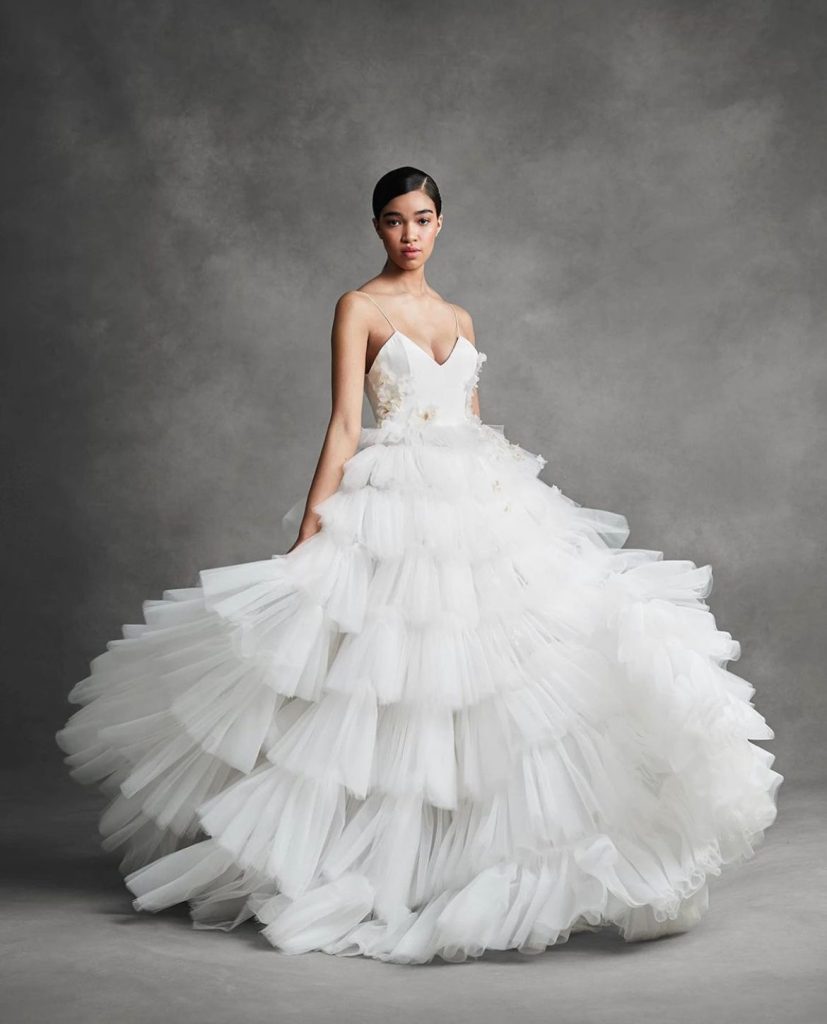 In questa immagine un modello della collezione sposa di Andrew Know che fa parte degli abiti da sposa 2022 più belli