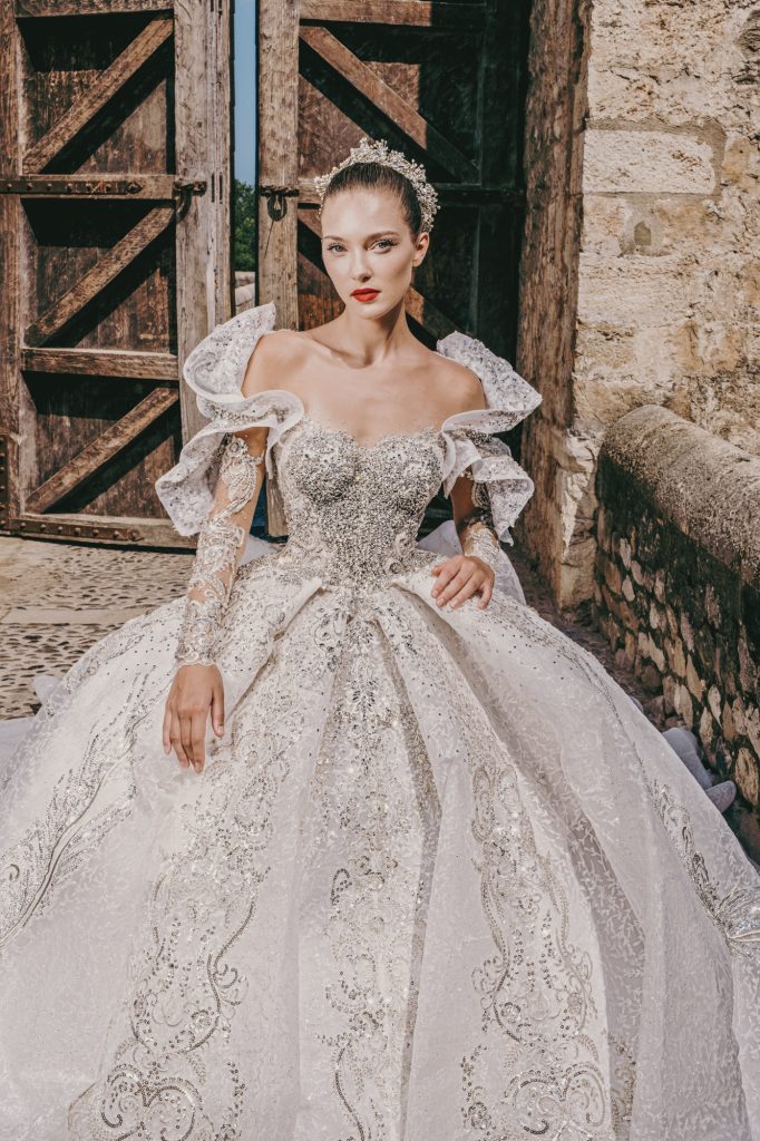 In questa immagine un abito da sposa  della collezione 2022 di Rue Julia Kontogruni