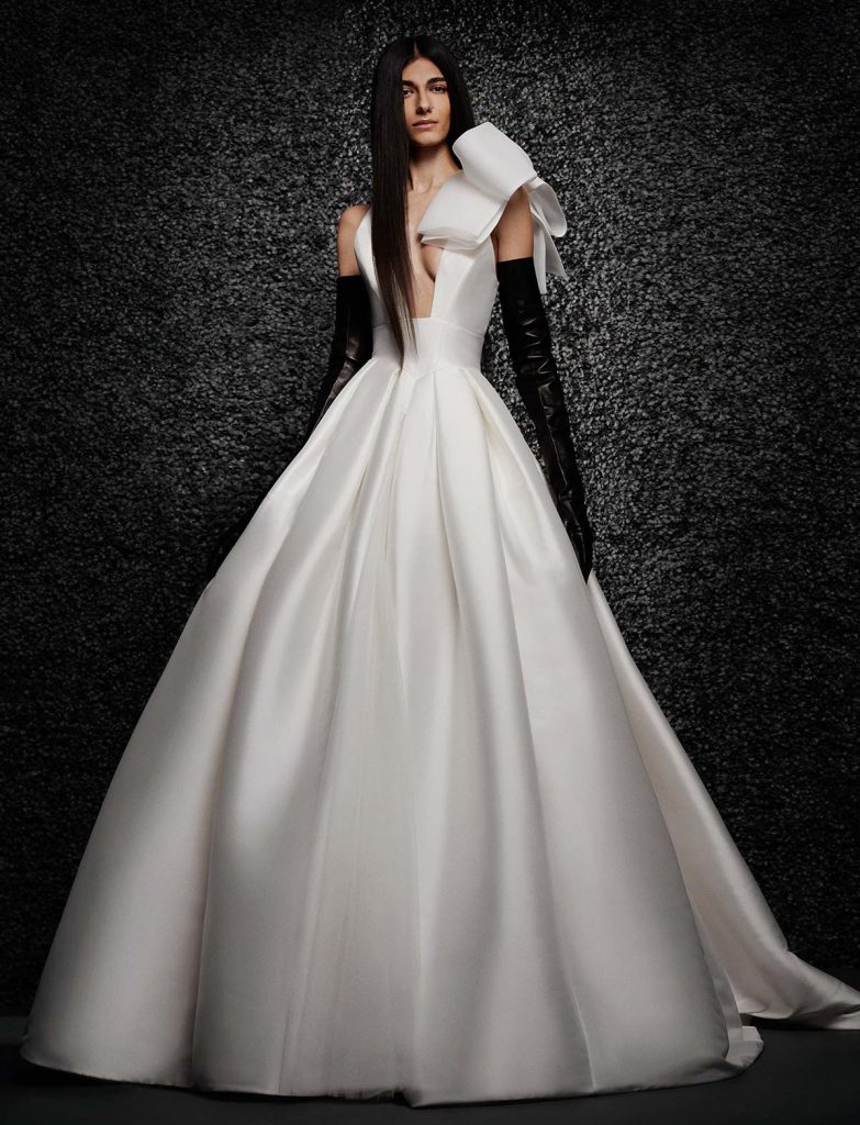 In questa immagine un abito da sposa della collezione 2022 di Vera Wang