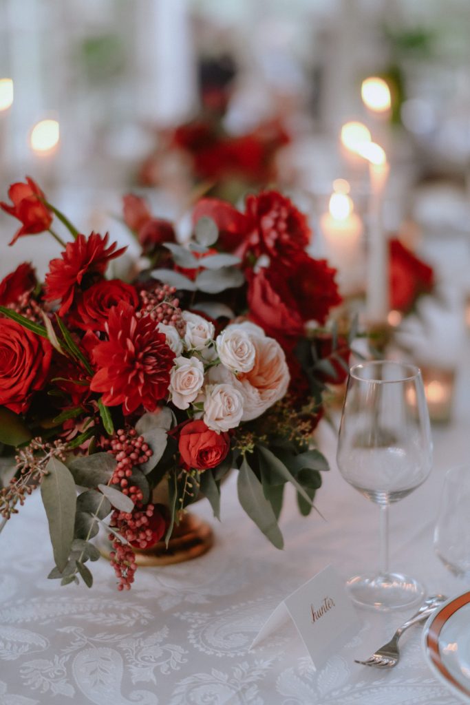Mise en place di matrimonio: centrotavola di fiori e candele  Centrotavola  matrimonio, Centrotavola matrimoniali, Matrimonio