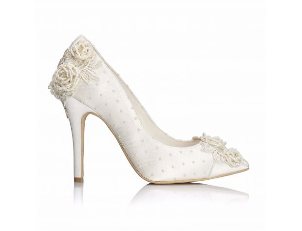 In questa immagine un paio di scarpe sposa 2022 che fanno parte della collezione Menbur