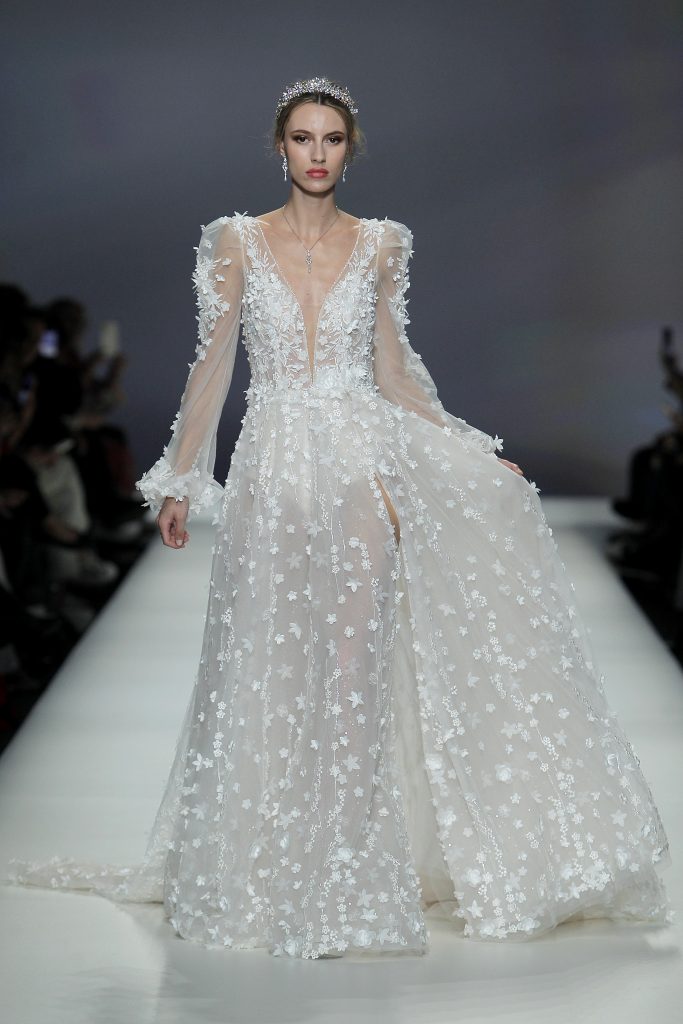 In questa foto una modella indossa un abito da sposa Demetrios 2023, visto sulla passerella della BBFW 2022