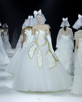 Abiti da sposa Victor&Rolf 2023, poesia su tessuto