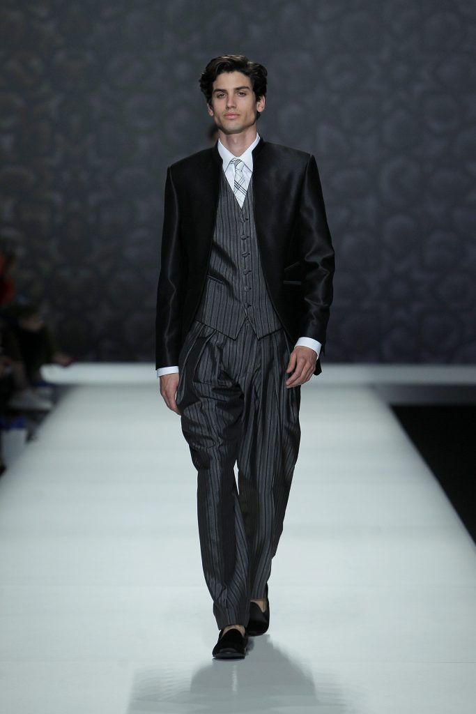 In questa foto il modello indossa un abito da cerimonia da uomo Carlo Pignatelli a righe grigio.