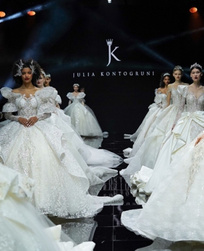 Abiti da sposa Julia Kontogruni 2023, opulenza in passerella