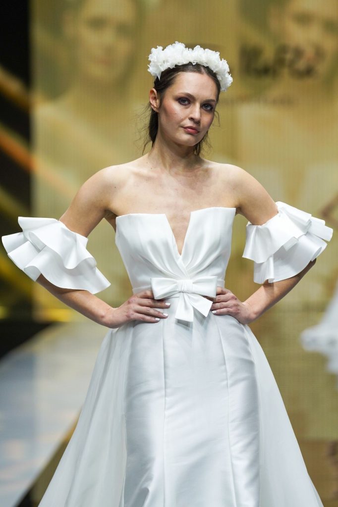 In questa foto la modella indossa un abito da sposa Terry Ilaflà 2023 con maniche rouches removibili.