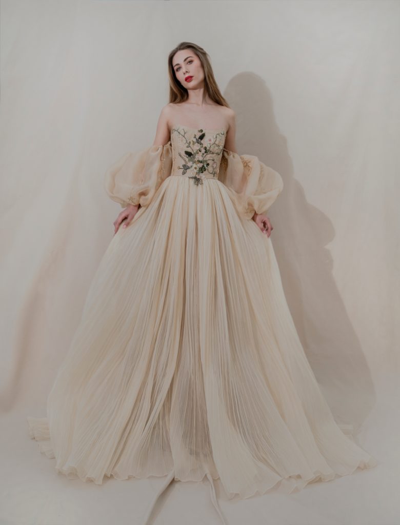 In questa foto la modella indossa un abito da sposa in organza di seta con corsetto decorato della nuova collezione 2023 Elisabetta Delogu.