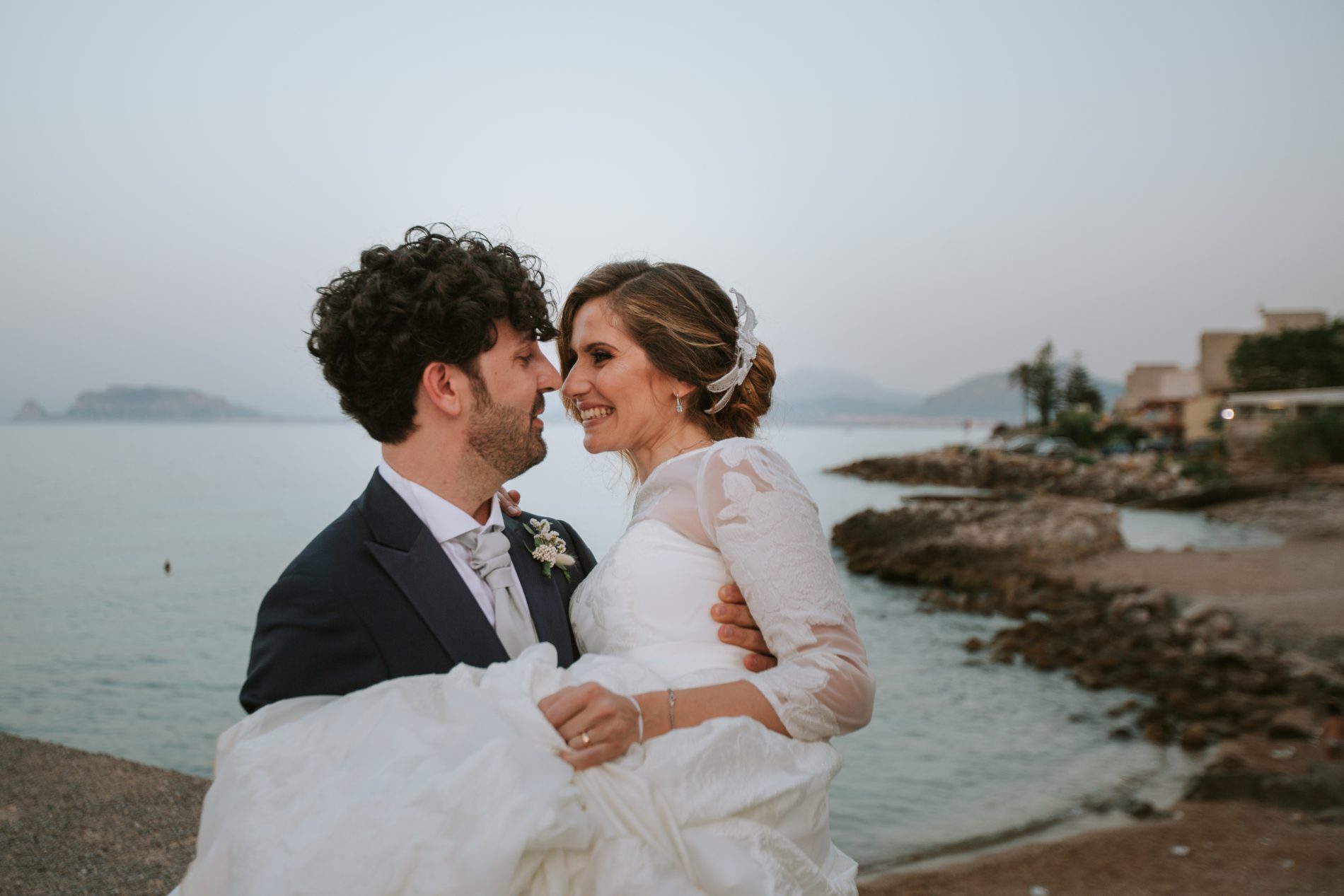 In questa foto Paola Pizzo, direttrice di Sposi Magazine, tenuta in braccio nel giorno del matrimonio dal neo marito Carlo Averna, founder di Sposi Magazine