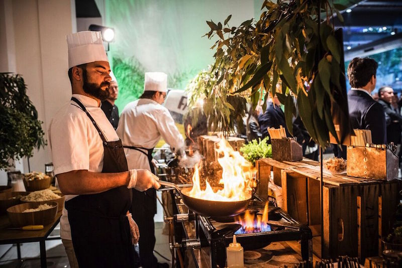 In questa foto uno spettacolo di Show Cooking ad un matrimonio