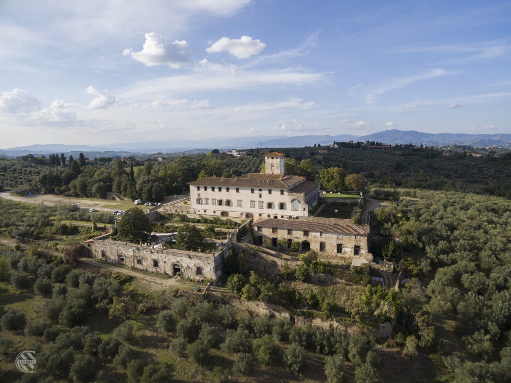 In questa foto una veduta dall'alto di villa Corsini immersa nel verde toscano