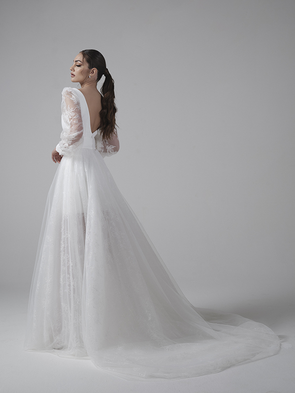 Un abito da sposa con gonna a trapezio, in tulle e chiffon della Musa Bridal 2023 di Maison Mirage