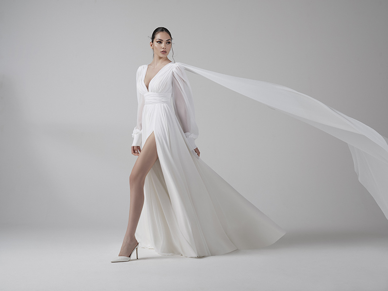 Un abito sensuale con spacco, della collezione Musa Bridal 2023