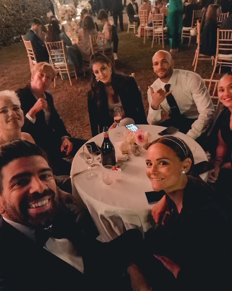 In questa foto alcuni amici di Gianmarco Tamberi e Chiara Bontempi, in un selfie di gruppo durante il ricevimento nuziale. Tra loro, Bebe Vio, Gianluca Gazzoli, Francesca Michielin, Marcell Jacobs