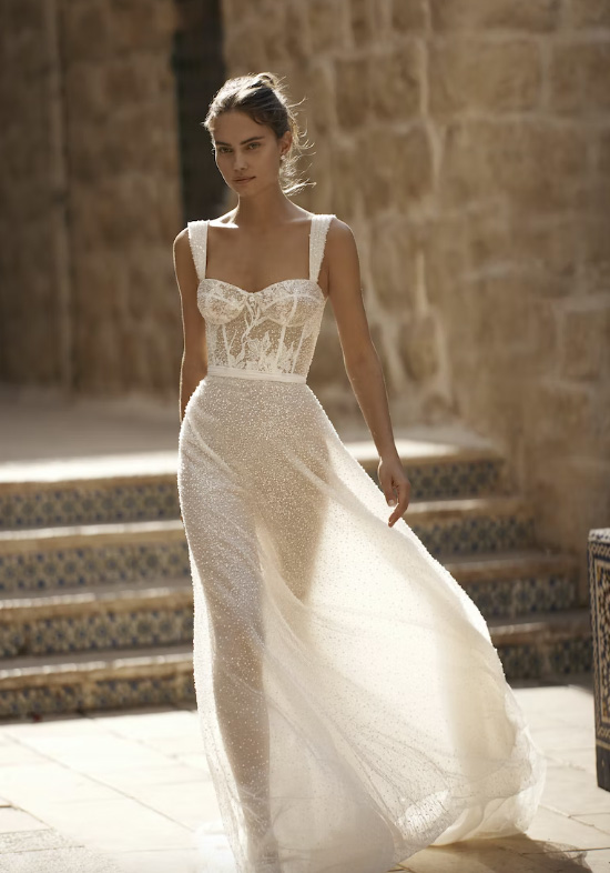 In questa foto una modella indossa un abito da sposa con bustier della collezione Arava Polak 2023