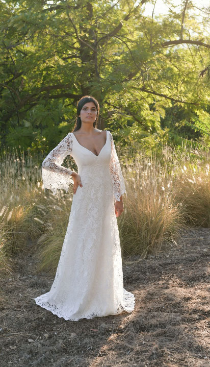 In questa foto una modella posa con un abito da sposa 2023 di Benedetta Laboratorio Moda