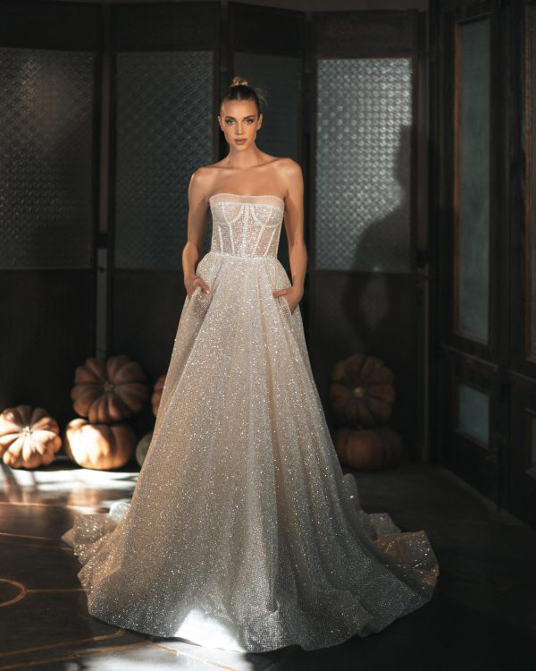 In questa foto uno degli abiti da sposa 2023 di Berta: il modello è con bustier e sparkling