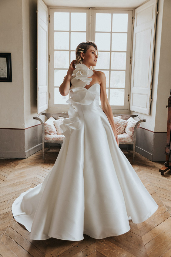 In questa foto una modella indossa un abito da sposa della collezione Cymbeline 2023