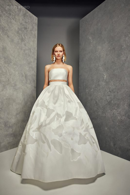 In questa foto un abito da sposa crop top con organza stampata ton sur ton della linea Jesus Peiro 2023