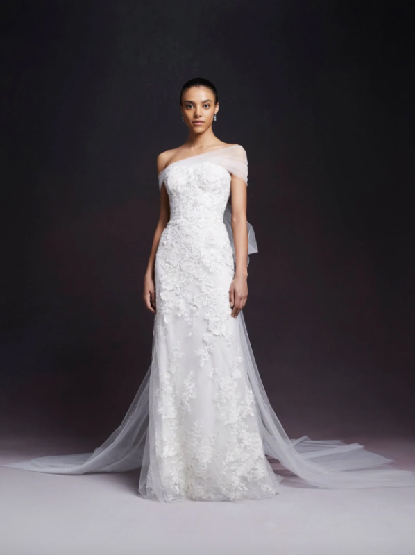 In questa foto una modella indossa un abito da sposa a sirena della collezione Marchesa Bridal 2023