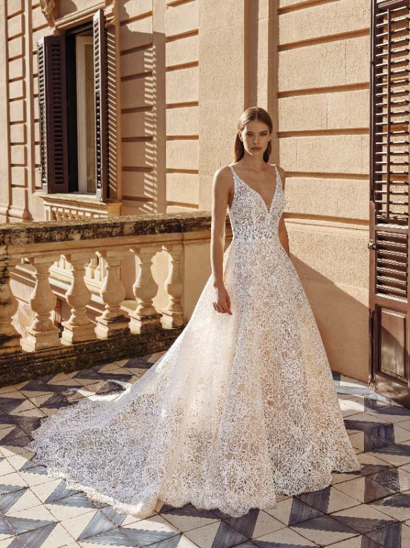 In questa foto una modella indossa un abito da sposa della collezione Modeca 2023