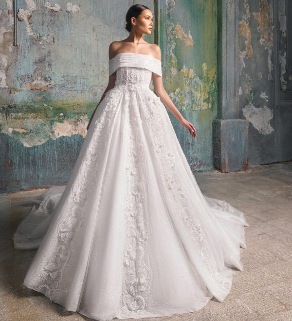 In questa foto una modella indossa un abito da sposa della collezione Tony Ward 2023