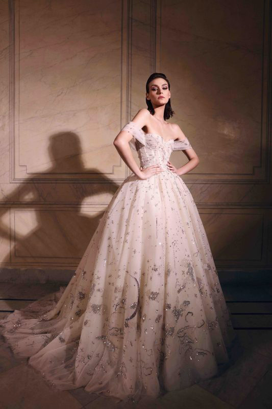 In questa foto una modella indossa un abito da sposa della collezione Zuhair Murad 2023