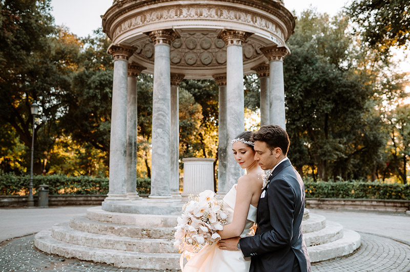 In questa foto una coppia di sposi a Roma con un magnifico bouquet di Sara Tusset Wedding