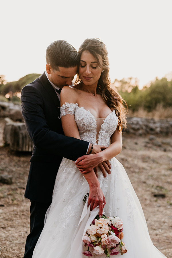 In questa foto una coppia di sposi a Roma con un magnifico bouquet di Sara Tusset Wedding