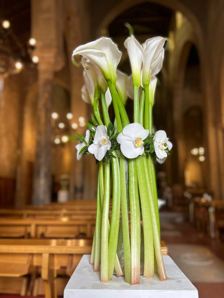 In questa foto una particolare decorazione floreale con calle bianche realizzata in Chiesa da Maria Mannino Floral Designer