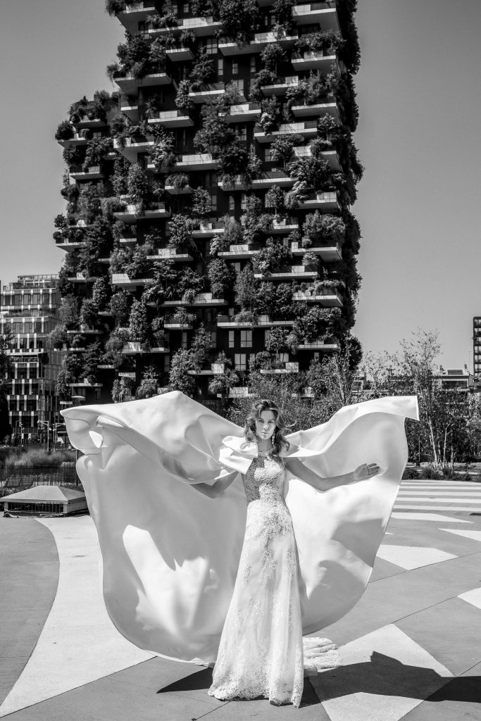 In questa immagine un abito da sposa Elisabetta Polignano 2023 interamente in pizzo.