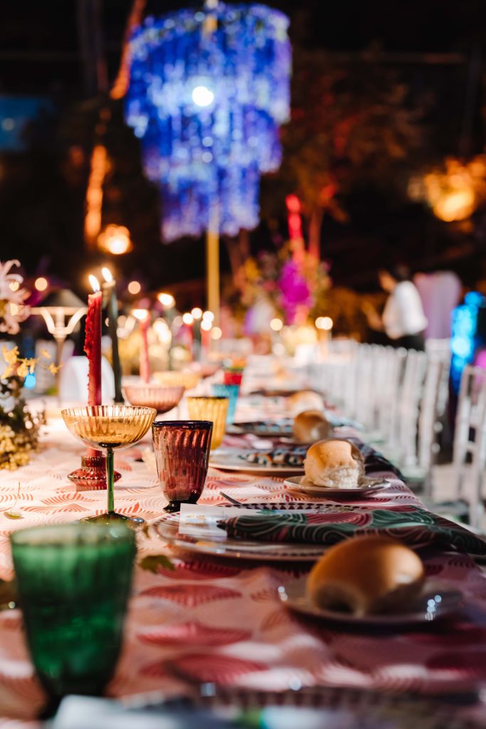 In questa foto un coloratissimo allestimento di un matrimonio organizzato da Diana Da Ros Wedding Planner: bicchieri verdi, gialli, turchesi e rossi e luci brillanti