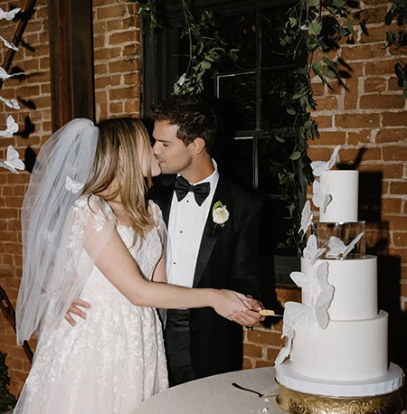 In questa foto Il matrimonio di Taylor Lautner e Taylor Dome durante il taglio della torta