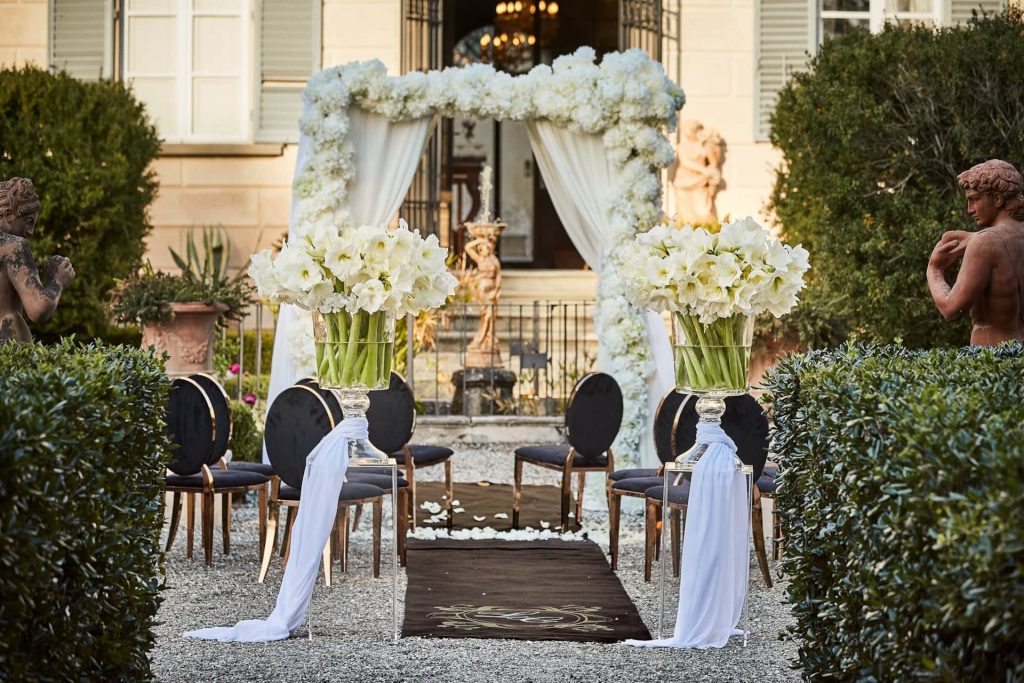 In questa foto l'allestimento per la celebrazione di un matrimonio con rito civile tra gli spazi del giardino all'italiana di Villa Scorzi, in Toscana