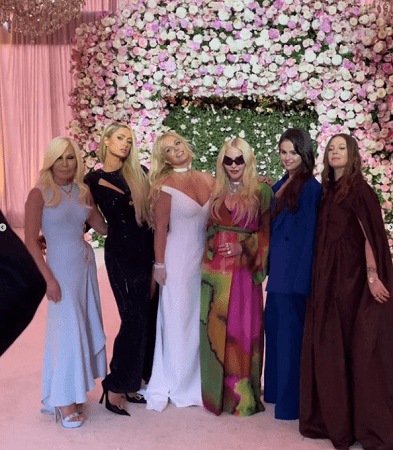 In questa foto Britney Spears in abito da sposa nel giorno del suo matrimonio con, da sinistra: Donatella Versace, Paris Hilton, Madonna, Selena Gomez, Drew Barrymore