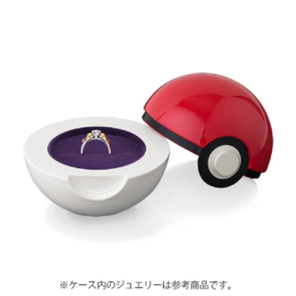 In questa foto si vede un anello di fidanzamento all'interno di una custodia a forma di sfera. Appartiene alla collezione Pokémon di U-Treasure.