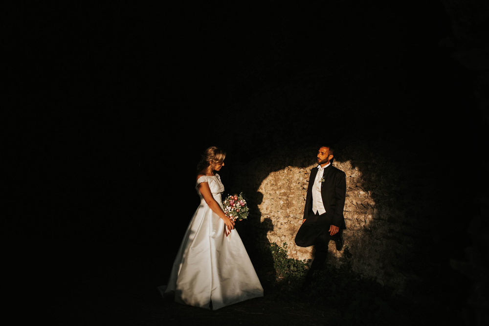 In questa foto un gioco di ombre realizzato da Fabrizio Musolino, fotografo di matrimonio, in un servizio per due sposi