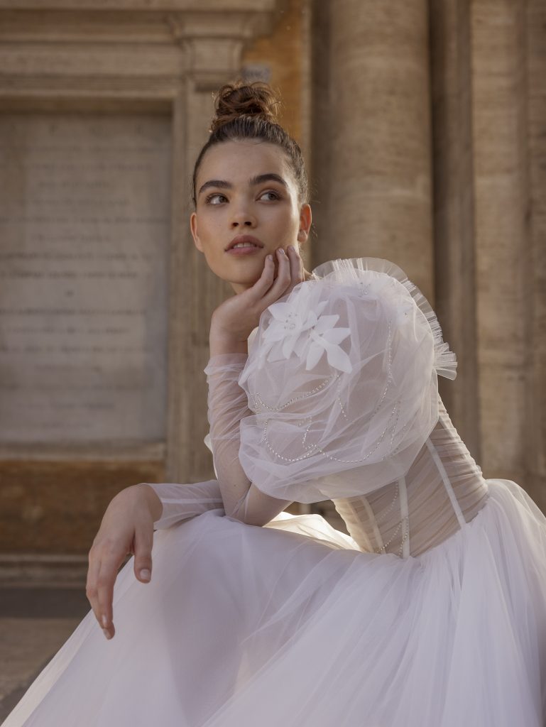 In questa immagine un abito da sposa con maniche a palloncino della collezione 2023 del brand.