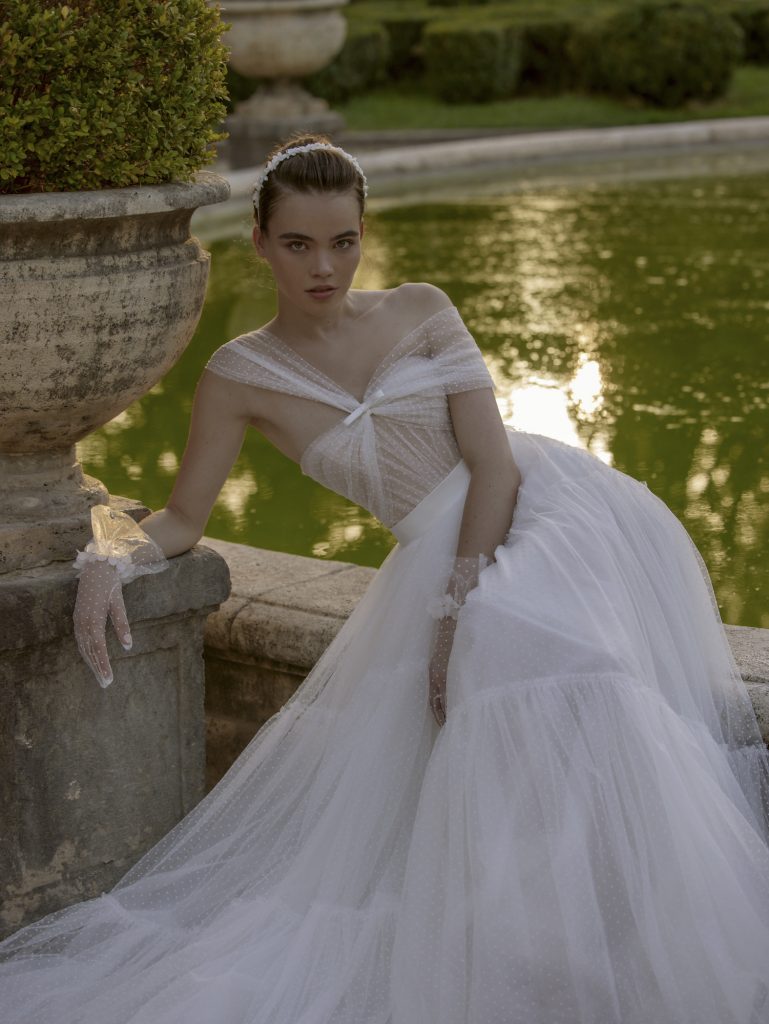 In questa immagine un abito da sposa plumeties della nuova collezione del brand.