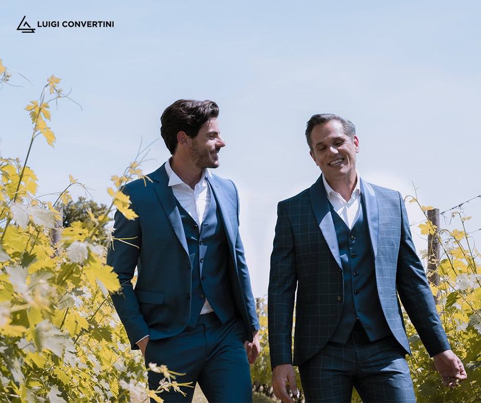 In questa foto, Andrea Casalino e Attilio Fontana camminano tra i filari del vigneto di Tenuta Ugolini