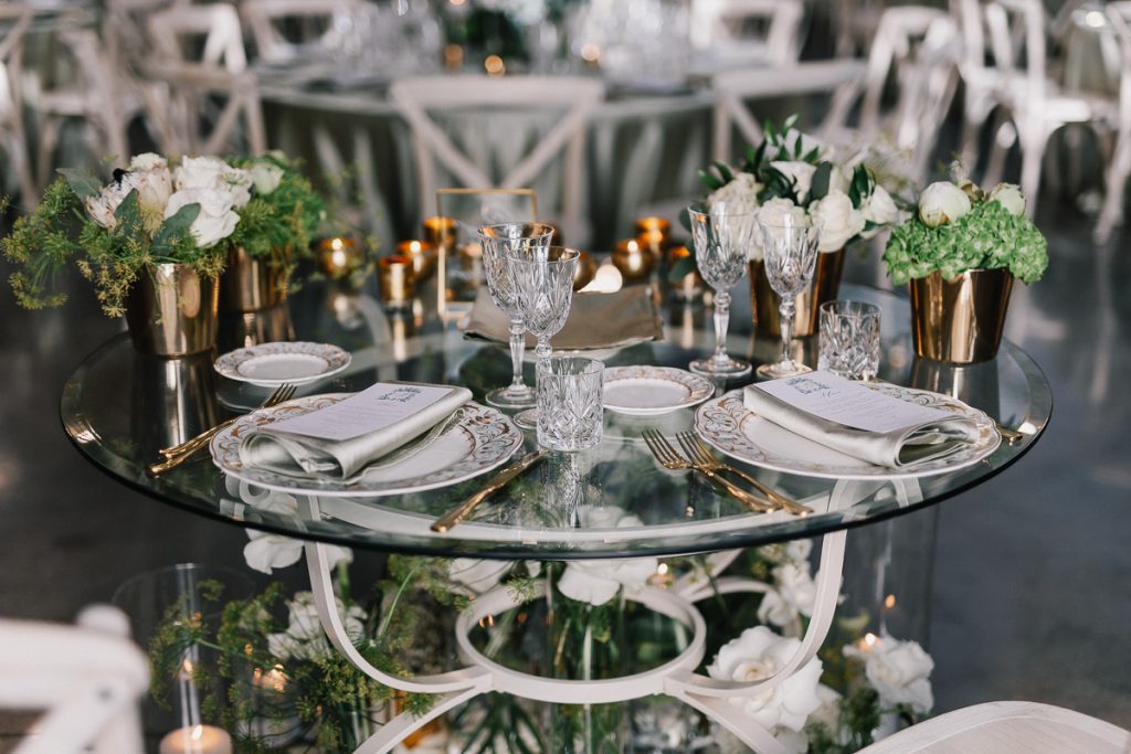 In questa foto l'allestimento del tavolo delle nozze di Mariavittoria e Claudio sui toni del verde salvia e del bianco
