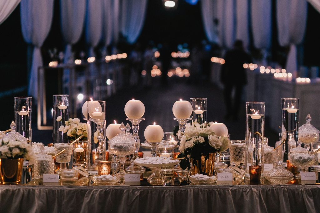 In questa foto l'elegante confettata allestita nel padiglione delle feste dei Giardini di Paghera per le nozze di Mariavittoria e Claudio