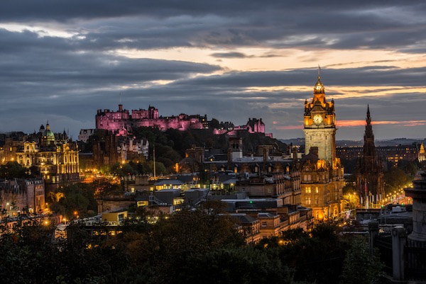 In questa foto uno scatto panoramico di Edimburgo, dopo il tramonto