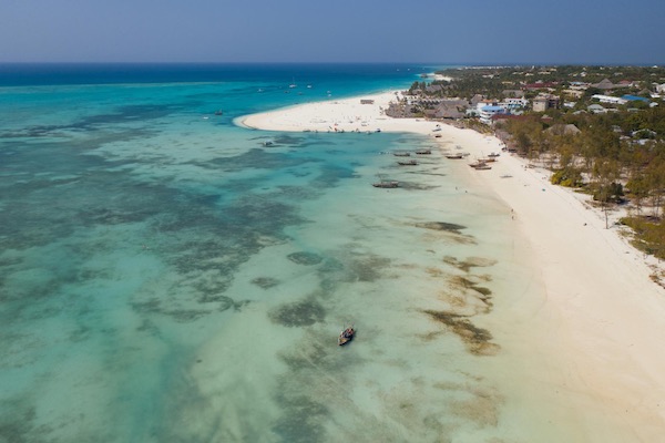 In questa foto una veduta aerea della spiaggia e del mare di Zanzibar, in Africa. Si tratta di una delle mete predilette anche per i viaggi di nozze 2023