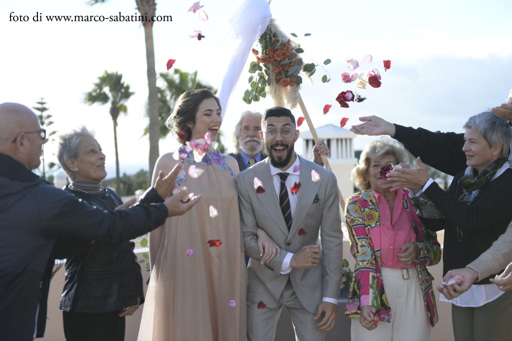 In questa foto un shooting di matrimonio in Portogallo realizzato da Wedding by Elisa: gli sposi festeggia il sì