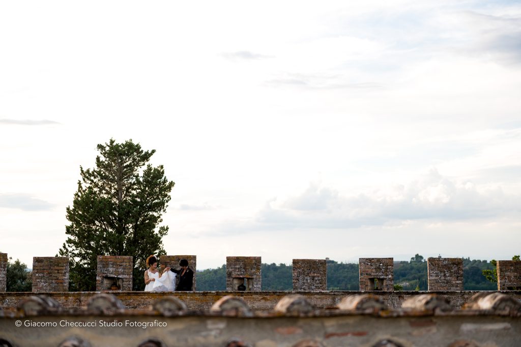 In questa foto una coppia di sposi che si sono affidati a Wedding by Elisa per il loro matrimonio a Castello Oliveto