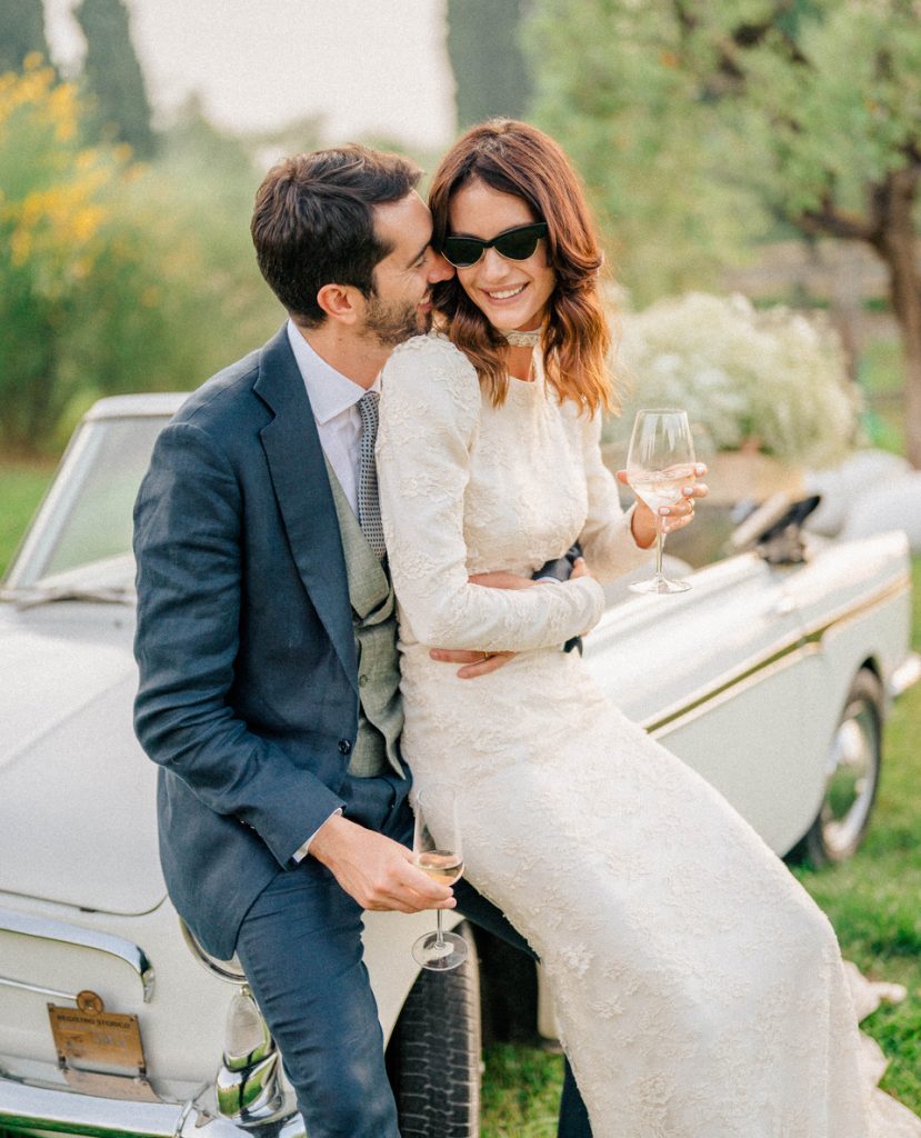 In questa immagine lo scatto di Barbarossa Studio che ritrae gli sposi felici mentre bevono del vino e che fa parte delle 50 foto di matrimonio più belle del 2022