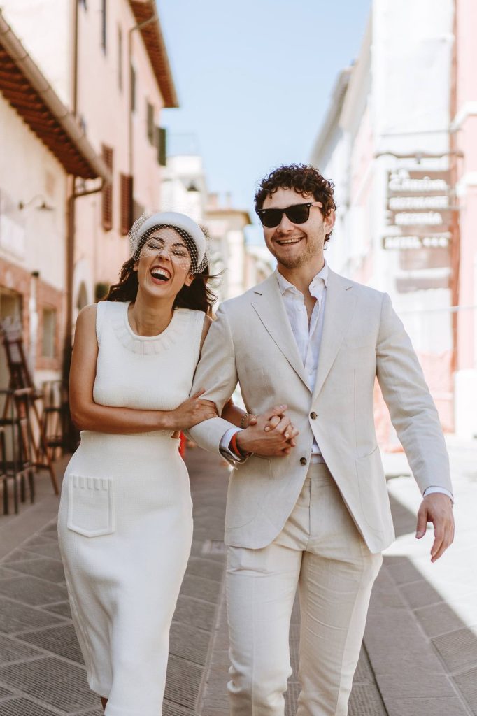 In questa immagine lo scatto di Moko Photograohy che ritrae gli sposi mentre camminano sorridenti.