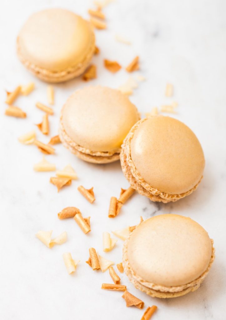 In questa foto quattro macarons colore oro