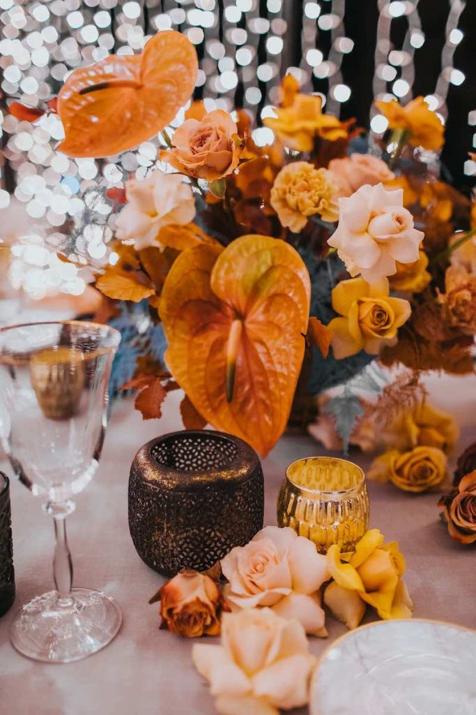 In questa foto il dettaglio di una mise en place per matrimonio nei colori dell'oro, del bronzo, dell'azzurro e del caramello