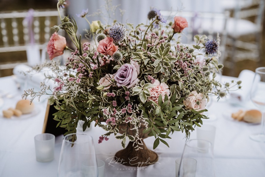 In questa immagine dei centrotavola realizzati con bouquet di fiori.  
